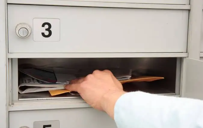 Faites récupérer votre courrier par un voisin ou un proche